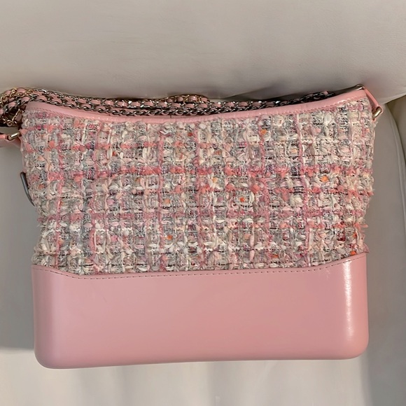 Pre loved Chanel Gabrielle medium in tweed - Picture 3 of 14